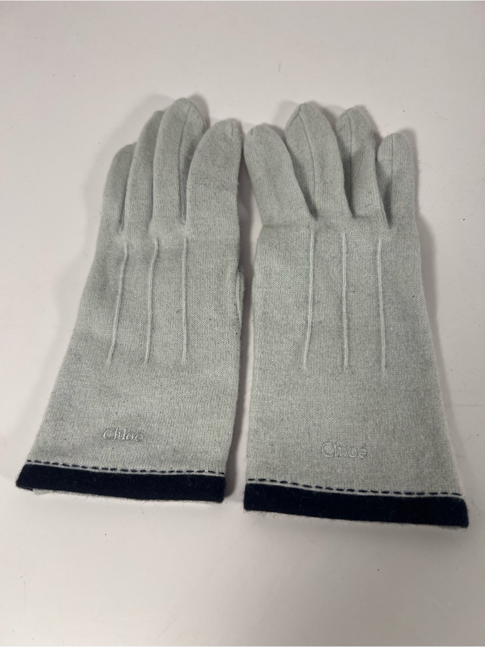 6005: Chloé Gray Knit Gloves Navy Trim Estimated Women’s Medium